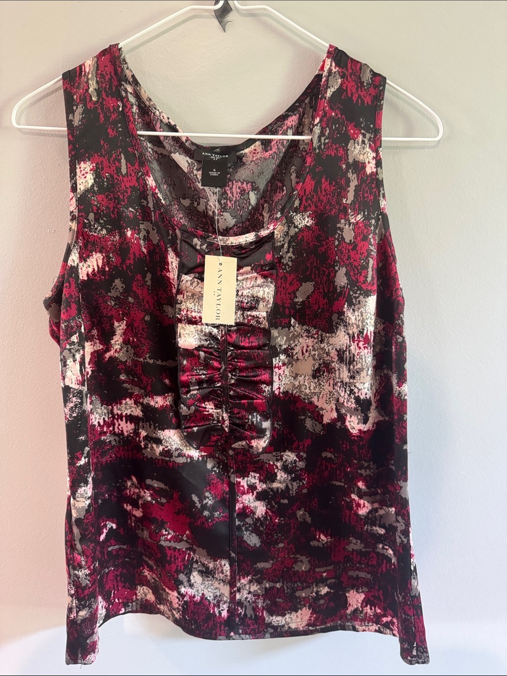 NWT Ann Taylor sleeveless blouse abstract ruffle front printed top size 6